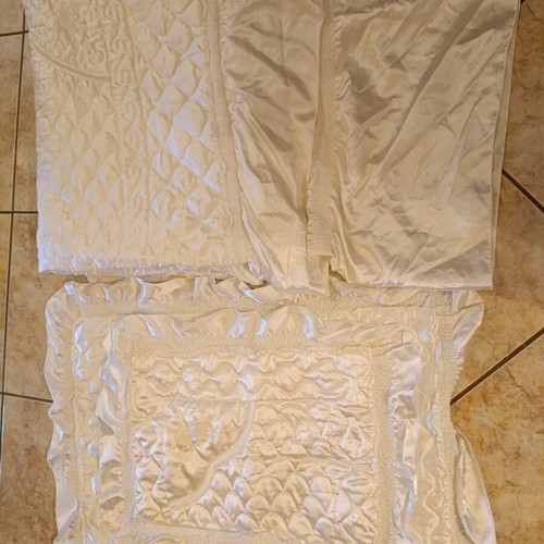 Satin quilt set of three pieces like new