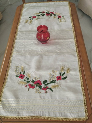 Vintage Handmade Table Runner 1.07m with Embroidered Wheat and Gold Lace mint