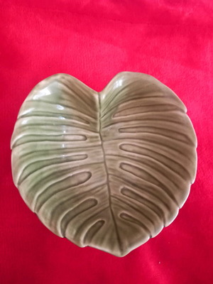 Decorative plate used in green leaf shape