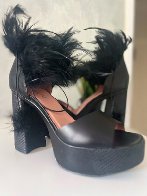 High leather platform sandals with feathers like new, size 40, black