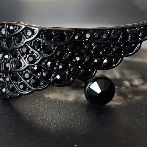 Gothic black wing ring with strass, new