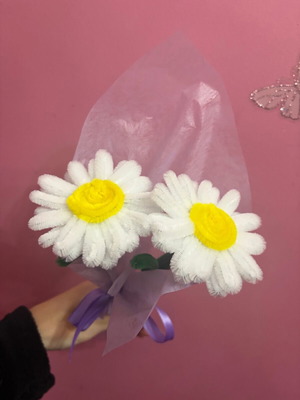 Handmade daisies from pipe cleaner wire, like new, set of 2
