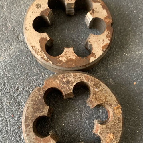 Pipe threading die set like new, 2 pieces