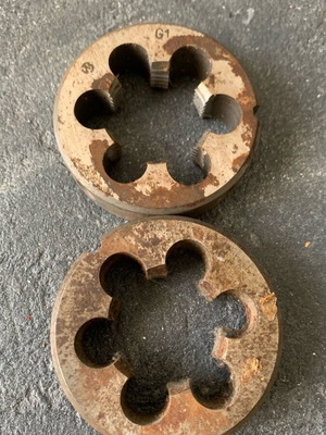 Pipe threading die set like new, 2 pieces
