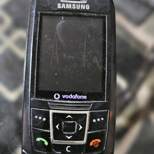 Samsung SGH-E250 cell phone like new, black