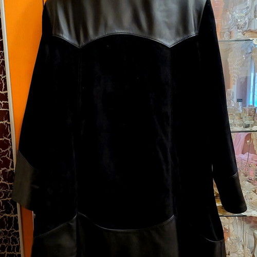 Collectible leather coat with detachable natural fox fur like new, black