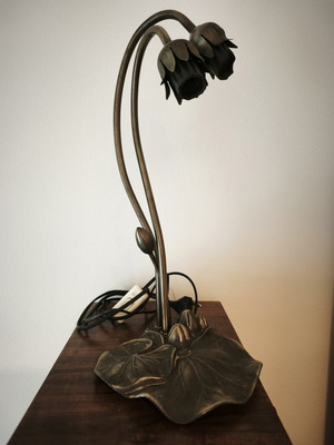 Metal table lamp with two bulb holders