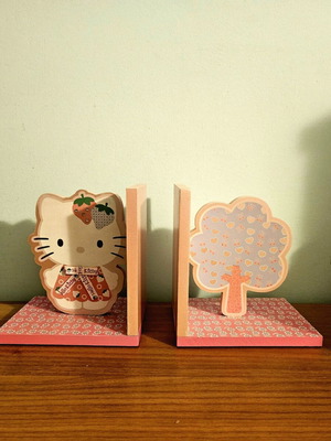 Hello Kitty bookends set like new, wooden in pastel and fuchsia shades