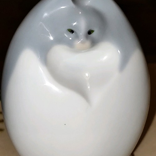 Porcelain Persian cat figurine vintage like new