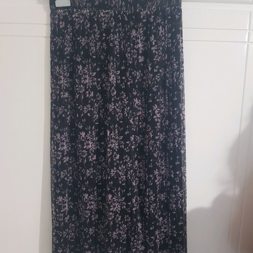 Sinsay skirt like new, size M, black with pink