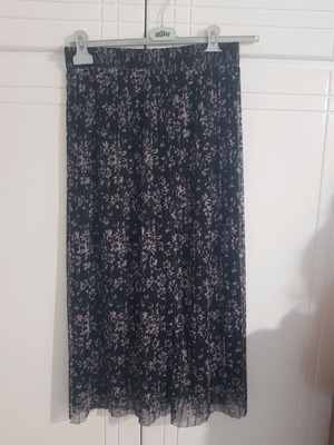 Sinsay skirt like new, size M, black with pink