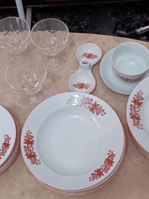 Dish set like new, 6 shallow, 6 deep, 6 fruit plates, 6 small plates, 6 bowls