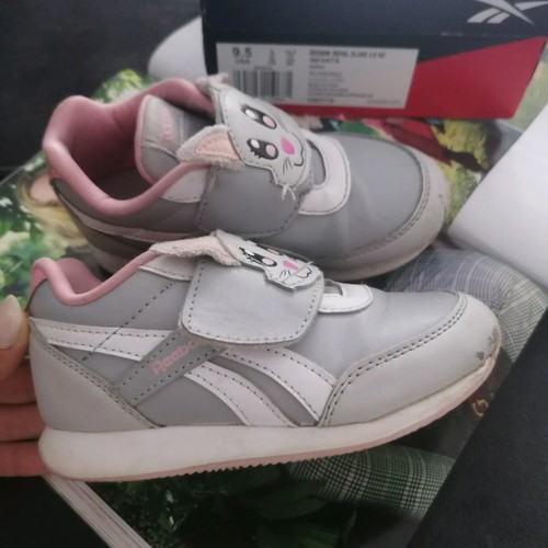 Children's sports shoes used, size 26, with small defect