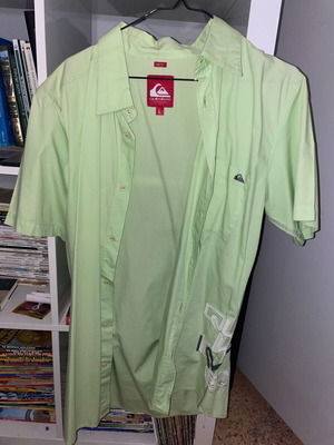Quicksliver shirt like new, size Large