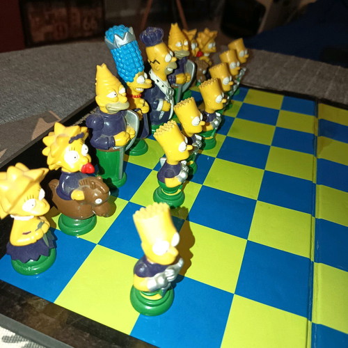 Simpsons chess like new, colorful collectible game