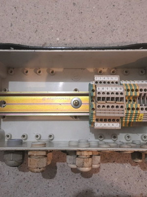 Ηλεκτρολογικό κουτί με γερμανικές κλέμες Weidmuller μεταχειρισμένο