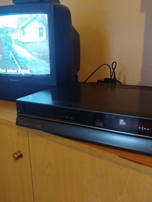 Hitachi VT-420E видео плейър