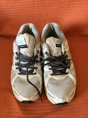 Nike running shoes used, white and pistachio, size 38