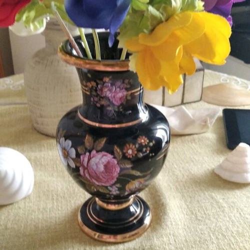 Hand made vase like new with pink roses and gold details