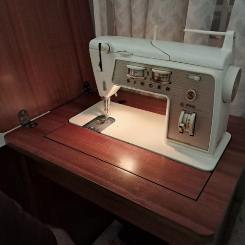 Singer 740 sewing machine like new