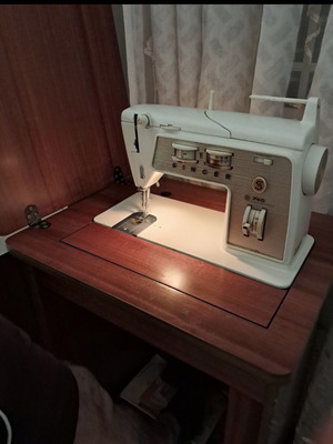 Singer 740 sewing machine like new