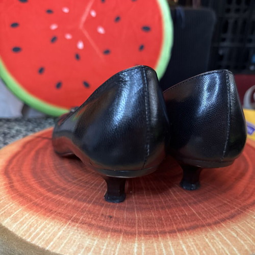 Pointed Toe Black Flats with Decorative Buckle size 35 like new