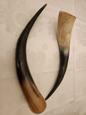 Traditional decorative set of 2 pieces like new