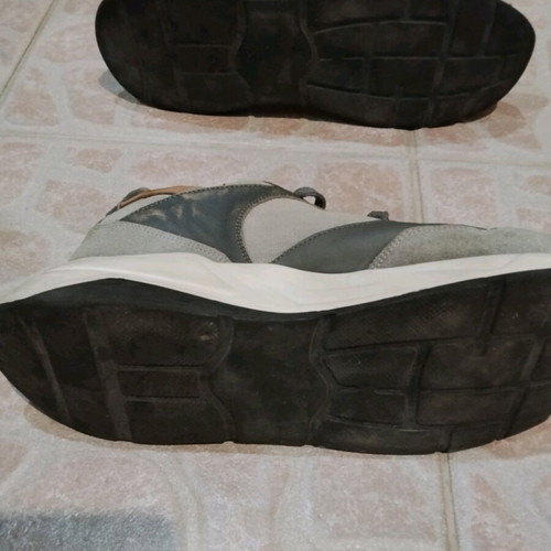 Guy Laroche sneakers used, gray and white athletic shoes