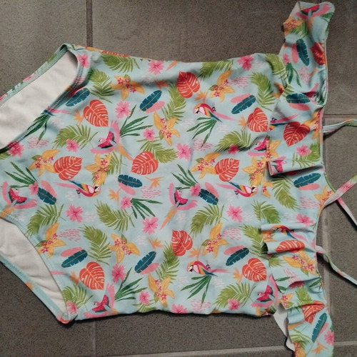 Girls' one-piece swimsuit used, size 10-11 years, colorful