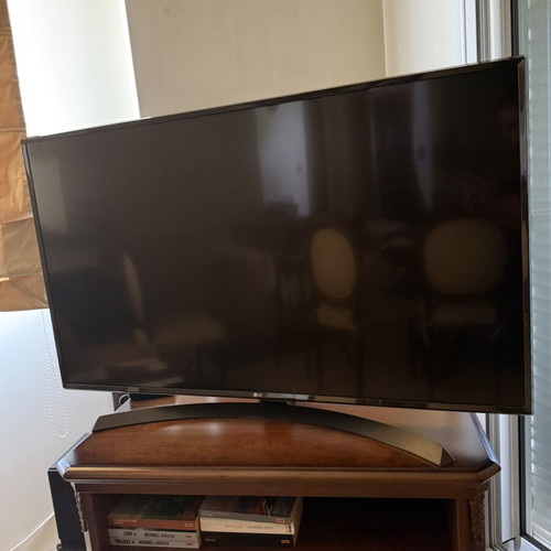 LG 49 4K Smart TV 49UJ634V with EON Smart TV Box like new