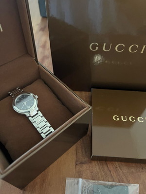 Ρολόι Gucci γυναικείο ασημί σαν καινούργιο με κουτί και βιβλιαράκι