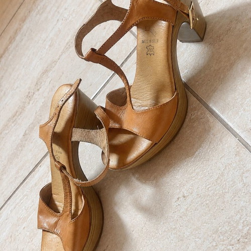 Leather camel sandals with block heel, made in Spain