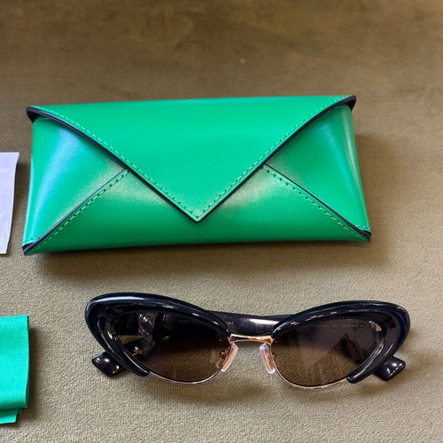 Bottega Veneta BV1387S Cat Eye Sunglasses new, black/gold, full set