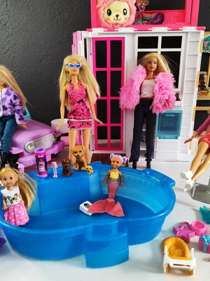 Κούκλες Barbie μεταχειρισμένες με κουκλόσπιτο, αυτοκίνητο, πισίνα και αξεσουάρ
