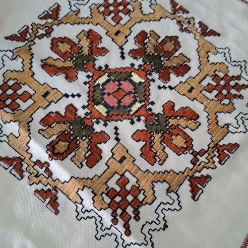 Set of 4 machine embroidered linens new, 80×80 square, 105×40 and 35×35 runners