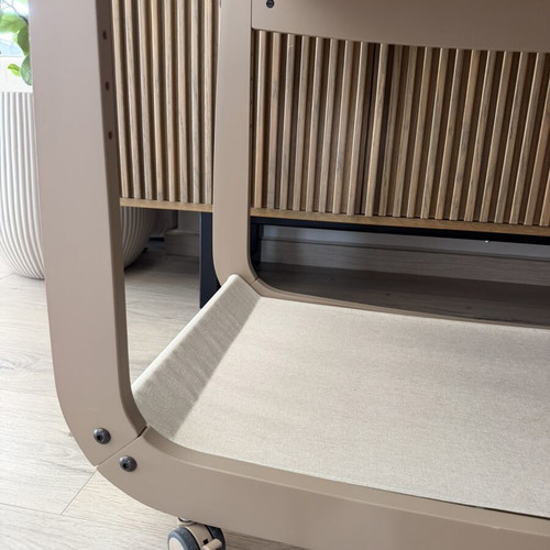SnüzPod 5 bedside crib with mattress and blankets like new, mocha