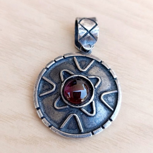 Silver 925 handmade medieval style pendant with garnet