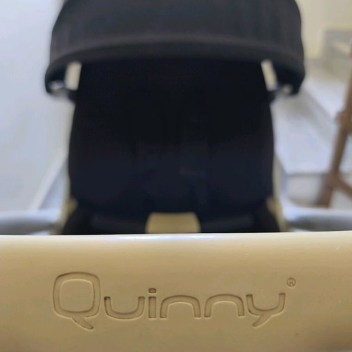Quinny stroller like new, modern with anti-slip material
