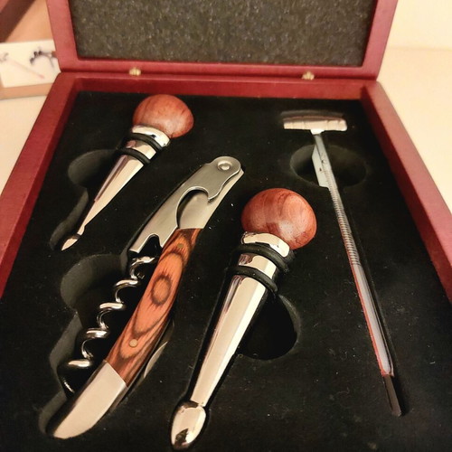 Wine accessory set luxury, new, wooden case 4 pieces