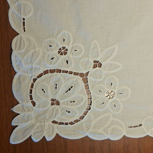 Vintage square tablecloth with white Richelieu cutwork embroidery (77x79 cm)