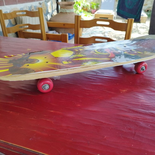 Παιδικό σκειμπορτ μεταχειρισμένο με φθορές στα αυτοκόλλητα