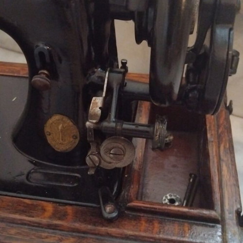 Singer sewing machine like new, 2 centuries old, serial number F 33830