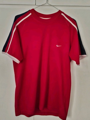 Nike T-shirt used, size S, red
