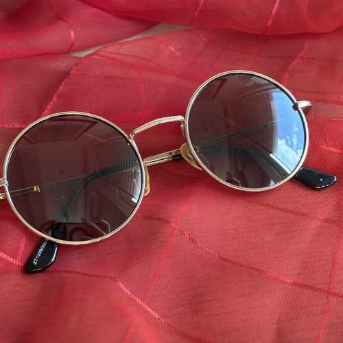 Women's sunglasses used, black and brown colors