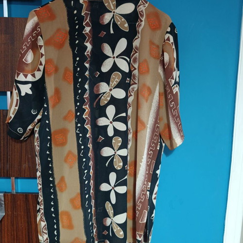 Vintage 90s shirt in excellent condition with earthy patterns