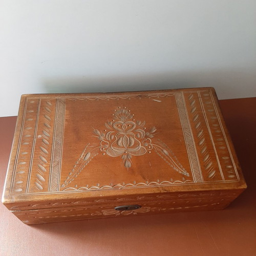Wooden jewelry box used with carved decorations and red lining