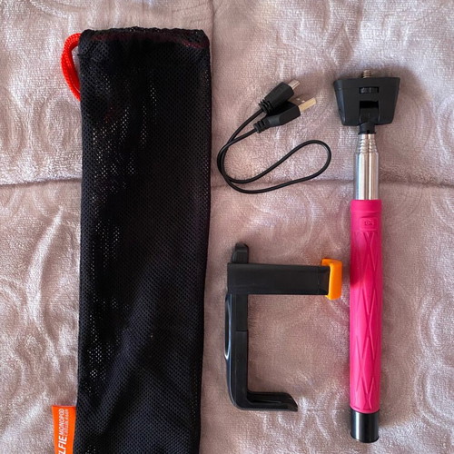 Selfie stick like new, extendable for iPhone with case