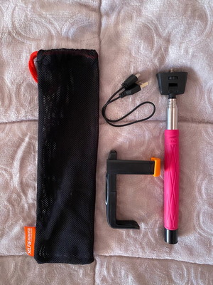 Selfie stick like new, extendable for iPhone with case