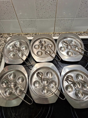 Escargot set with 6 plates, tongs & forks like new