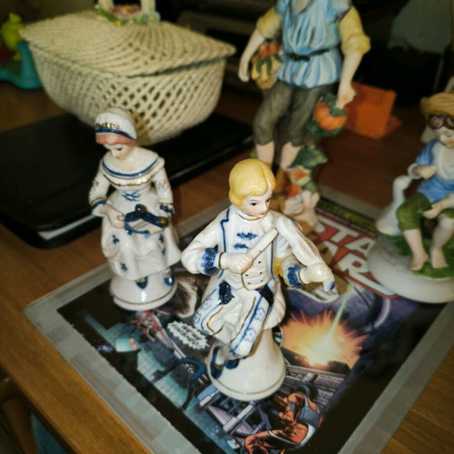 Porcelain decorative figurines old like new, pack